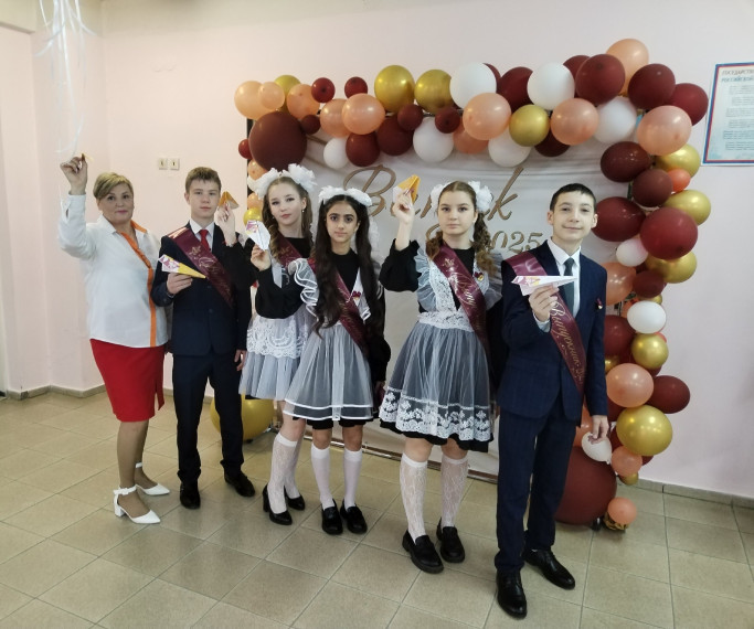 Самолетики будущего вручили выпускникам их младшие товарищи.