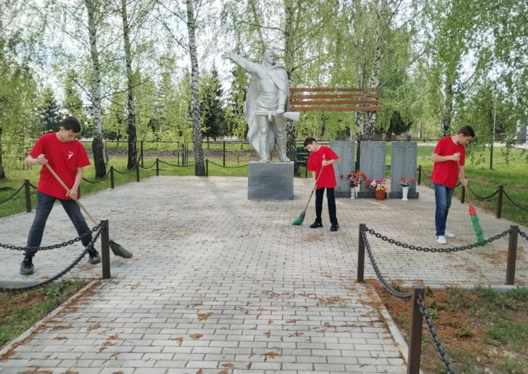 Забота о памятнике погибшим воинам - приоритет вальдиватских школьников.